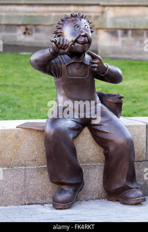 Dundee, Tayside, Schottland, UK, 7. März 2016: Dundee hat eine neue Statue des schelmischen Schuljunge Oor Wullie. Die Bronze Arbeit wurde zum 80. Jubiläum seines Debüts in The Sunday Post beauftragt. Dundee Comicfigur Erbe wird mit einer neuen Statue Oor Wullie im Zentrum Stadt gefeiert. Neben ihm ist seine treuen Eimer und hinter ihm an der Wand sind Bronze Nachbauten von seinem treuen Schulranzen mit seinem Katapult und Haustier Maus Jeemy. Bildnachweis: Dundee Photographics / Alamy Live News Stockfoto