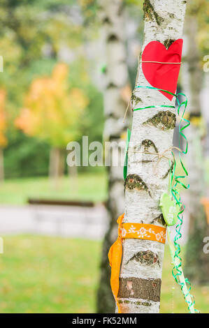 rotes Papierherz an einen Baum gebunden Stockfoto