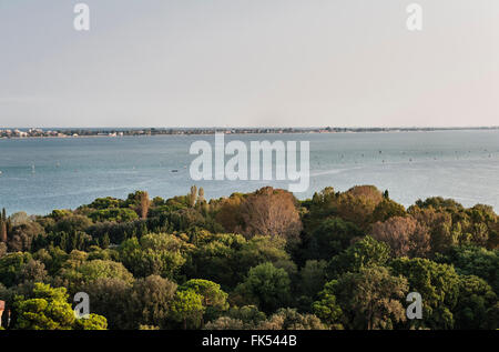 Venedig, Italien. Fernblick über das Lido über die Lagune von der Campanile von San Giorgio Maggiore-Kloster Stockfoto