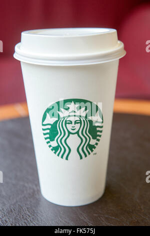 Starbucks Coffee Cup auf einem Tisch Stockfoto