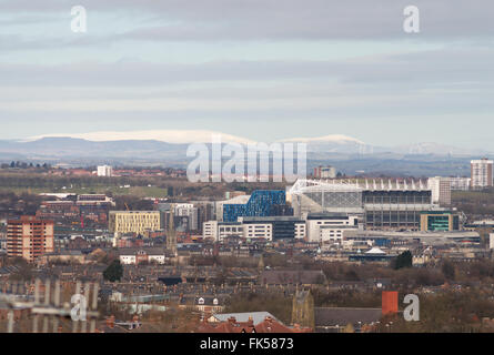 Newcastle Upon Tyne UK, 7. März 2016. Schnee auf den Cheviot Hills in Northumberland und Sonnenschein auf die City of Newcastle Upon Tyne und St. James Park Fußballstadion. (C) Washingon Imaging/Alamy Live-Nachrichten Stockfoto