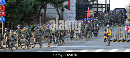 Seoul, Südkorea. 7. März 2016. Soldaten bewegen für einen gemeinsamen militärischen Drill in Pohang, Südkorea, am 7. März 2016. Südkorea und die Vereinigten Staaten am Montag startete die größte jährliche Kriegsspiele. Bildnachweis: Newsis/Xinhua/Alamy Live-Nachrichten Stockfoto