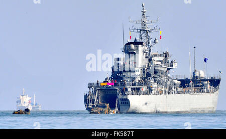 Seoul, Südkorea. 7. März 2016. Südkoreanische amphibische Landung Fahrzeuge bewegen, ein Landungsschiff am Meer in der Nähe von Pohang, Südkorea, am 7. März 2016. Südkorea und die Vereinigten Staaten am Montag startete die größte jährliche Kriegsspiele. Bildnachweis: Newsis/Xinhua/Alamy Live-Nachrichten Stockfoto