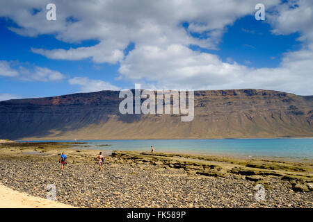 Blick vom Playa del Salado auf el Muro in Insel Lanzarote, La Graciosa, Lanzarote, Kanarische Inseln, Spanien. Stockfoto