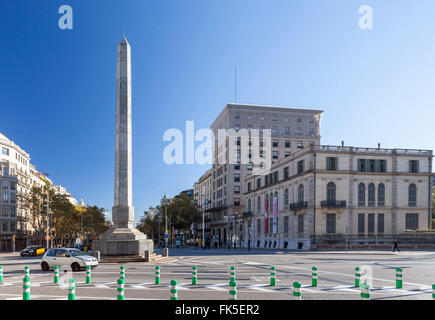 Obelisk, bekannt als El Llapis oder el Cinc D´Oros, Plaça Joan Carles I, Barcelona. Stockfoto