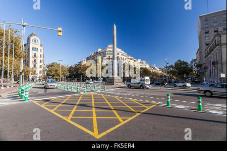 Obelisk, bekannt als El Llapis oder el Cinc D´Oros, Plaça Joan Carles I, Barcelona. Stockfoto