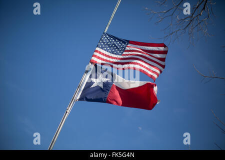 Die amerikanischen und Texas State Flagge auf Halbmast für ehemalige Richter von höchstes Gericht Gerechtigkeit Antonin Scalia Stockfoto