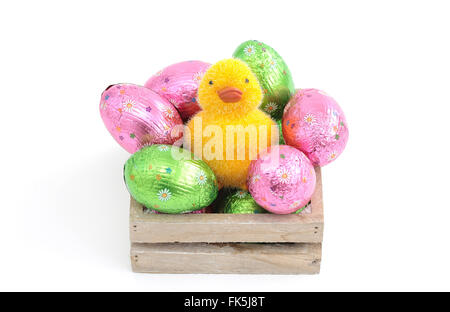 Ein kleines Huhn in einer Box mit Ostereiern Stockfoto