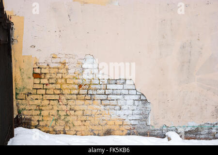 Industrieerfahrung, städtische Straße Lager leer Grunge, die Hälfte verputzt Ziegel Wand Stockfoto