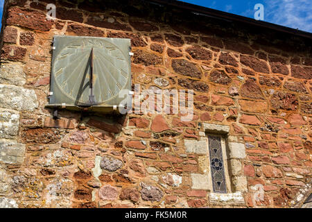 Sonnenuhr an der Wand der Kirche Sankt Nikolaus, Ringmore, Shaldon, Devon. Stockfoto