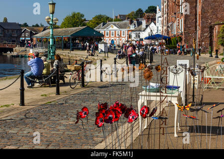 Bunte Keramik an der historischen alten Kellern mit Fluss Exe und Besucher genießen einen sonnigen Herbst Nachmittag, Exeter Quay, Devon Stockfoto