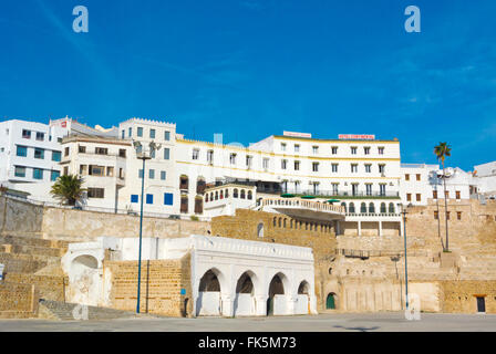 Terrasse Borj al-Hajoui, am Bab Marsa mit Medina im Hintergrund, Tanger, nördlichen Marokko, Nordafrika Stockfoto
