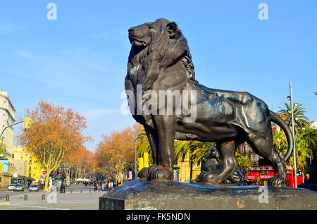 Löwe Skulptur an der Basis der Kolumbus-Denkmal. La Rambla, Barcelona, Katalonien, Spanien Stockfoto