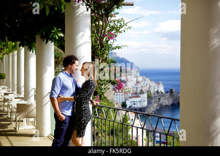 Jung, paar in Liebe Brünette auf Urlaub in Italien, mit Blick auf den Blick auf die Amalfi-Küste an einem schönen sonnigen Tag Stockfoto