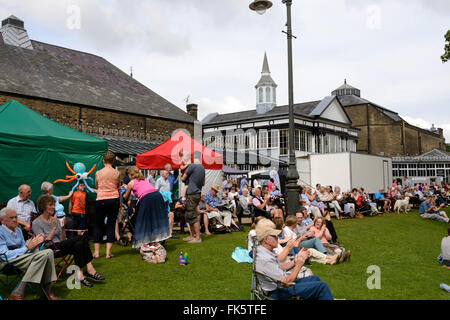 Menschen, die genießen, sitzen im Freien in Buxton Pavilion Gardens Derbyshire England Stockfoto