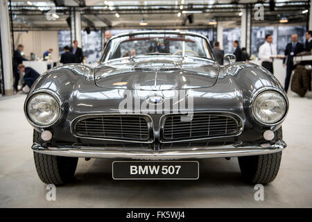 München, Deutschland. 7. März 2016. Während einer Pressekonferenz im BMW Facilties in München, 7. März 2016 einen BMW 507 von 1959 zu sehen. Der bayrischen Flugzeugwerke Flugzeughersteller wurde am 7. März 1916 gegründet und wurde später die bayrischen Motoren Werke (Bayerische Motorenwerke) - BMW. Foto: SVEN HOPPE/Dpa/Alamy Live News Stockfoto