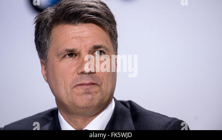 München, Deutschland. 7. März 2016. Harald Krueger, CEO von BMW, nimmt an einer Pressekonferenz in München, Deutschland, 7. März 2016. Der bayrischen Flugzeugwerke Flugzeughersteller wurde am 7. März 1916 gegründet und wurde später die bayrischen Motoren Werke (Bayerische Motorenwerke) - BMW. Foto: SVEN HOPPE/Dpa/Alamy Live News Stockfoto