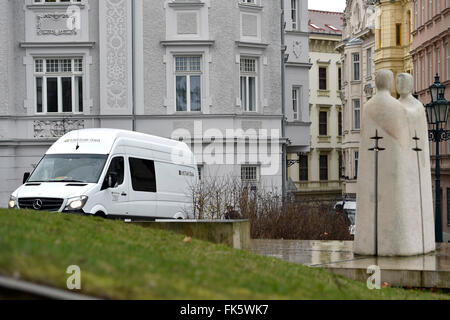 Brno, Tschechische Republik. 7. März 2016. National Gallery Hände selten mittelalterlichen Gemälde Madonna Veveri katholischen Kirche innerhalb der Kirche Wiedergutmachung. Malerei kommt in Brno, Tschechische Republik, 7. März 2016. © Vaclav Salek/CTK Foto/Alamy Live-Nachrichten Stockfoto