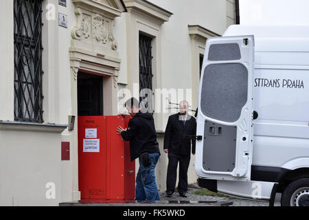 Brno, Tschechische Republik. 7. März 2016. National Gallery Hände selten mittelalterlichen Gemälde Madonna Veveri katholischen Kirche innerhalb der Kirche Wiedergutmachung. Malerei kommt in Brno, Tschechische Republik, 7. März 2016. © Vaclav Salek/CTK Foto/Alamy Live-Nachrichten Stockfoto