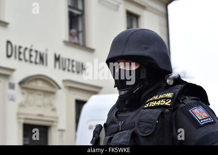 Brno, Tschechische Republik. 7. März 2016. National Gallery Hände selten mittelalterlichen Gemälde Madonna Veveri katholischen Kirche innerhalb der Kirche Wiedergutmachung. Malerei kommt in Brno, Tschechische Republik, 7. März 2016. © Vaclav Salek/CTK Foto/Alamy Live-Nachrichten Stockfoto