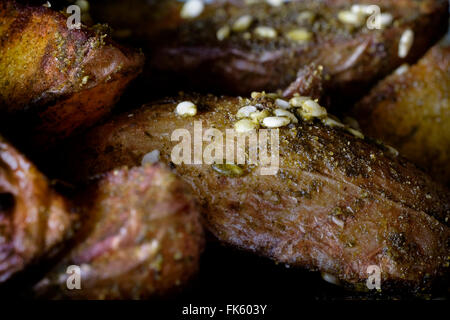 Gegrillte Kartoffeln mit Olivenöl und Zaatar oder Zatar, die eine Mischung aus Kräutern, Sesam und Salz bestreichen. Stockfoto