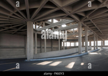 Lingotto-Gebäude Garage Rampe in Turin Italien, aus der 20er Jahre/30er-Jahren. Einzelheiten über die Spirale-Stil-Rampe, die zum Dach führt. Stockfoto