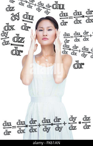 Zusammengesetztes Bild der betreffenden Frau posiert und Blick in die Kamera Stockfoto