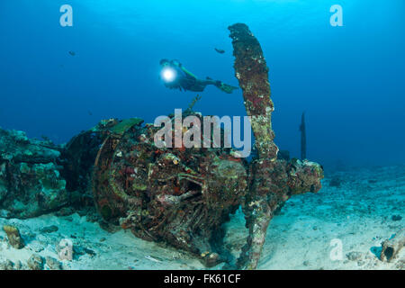 WWII Flugzeugwrack unter Wasser mit Taucher. Stockfoto