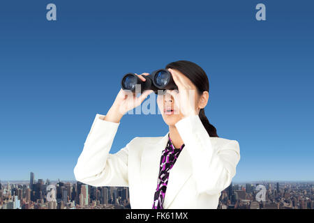 Zusammengesetztes Bild aus einer Gruppe von Architekten diskutieren einen Bauplan Stockfoto