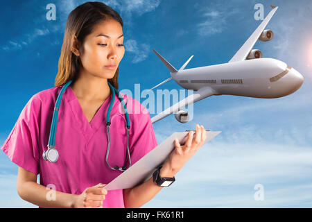 Zusammengesetztes Bild asiatische Krankenschwester mit Stethoskop in die Kamera schaut Stockfoto