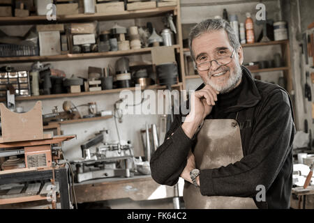 Porträt-Meister Goldschmied arbeitet in seiner Werkstatt Stockfoto