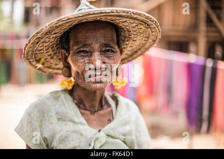 Tätowierte Frau Kinn Stamm Dorf, Chin-Staat, Myanmar (Burma), Asien Stockfoto