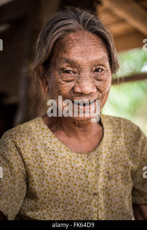 Tätowierte Frau Kinn Stamm Dorf, Chin-Staat, Myanmar (Burma), Asien Stockfoto