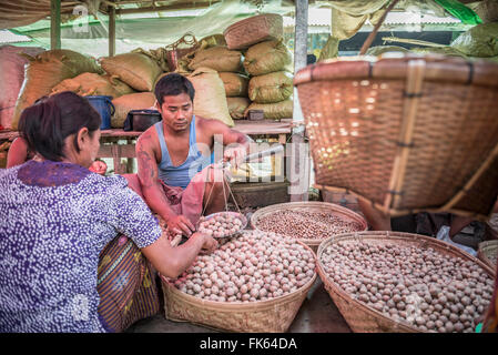 Mit einem Gewicht von Kartoffeln in Mrauk U Gemüsemarkt, Rakhine State in Myanmar (Burma), Asien Stockfoto