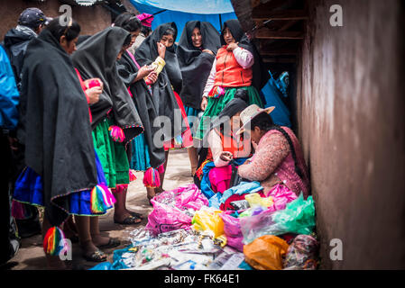 Traditioneller peruanischer Quechua-Frauen auf Taquile Markt auf der Insel Taquile, Titicacasee, Peru, Südamerika Stockfoto