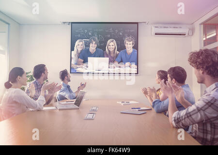 Zusammengesetztes Bild aus einer Gruppe von Studenten mit einem Laptop-Blick in die Kamera Stockfoto