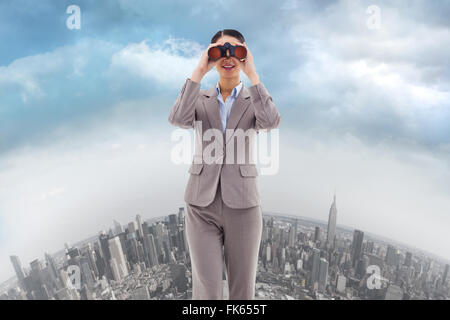 Zusammengesetztes Bild des Porträts eine Geschäftsfrau auf der Suche durch ein Fernglas Stockfoto