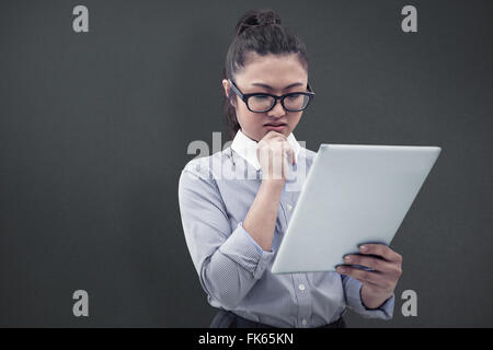 Zusammengesetztes Bild des asiatischen Geschäftsfrau mit tablet Stockfoto