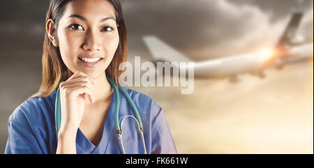 Zusammengesetztes Bild asiatische Krankenschwester denken mit Hand am Kinn Stockfoto