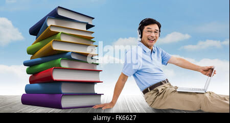 Zusammengesetztes Bild des Porträts von fröhlicher Mensch mit Laptop beim Musik hören Stockfoto