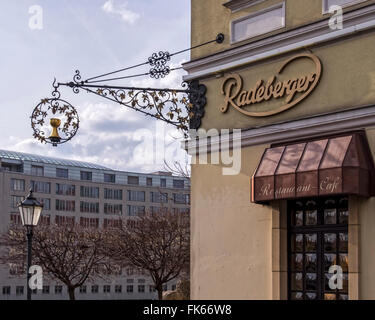 Ephraims Restaurant Schild, riverside bar und Essbereich neben dem Fluss Spree, Nikolaiviertel, Mitte, Berlin Stockfoto