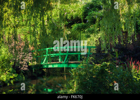 Die berühmte Brücke über den Seerosenteich in Monets Garten in Giverny, Eure, Frankreich, Europa Stockfoto