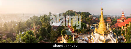 Sonnenaufgang von Kyaik Tan Lan Pagoda, die Hill Top Tempel in Mawlamyine, Mon State, Myanmar (Burma), Asien Stockfoto