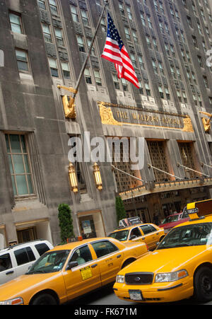 Das Waldorf Astoria Hotel und gelben Taxis, New York, Vereinigte Staaten von Amerika, Nordamerika Stockfoto