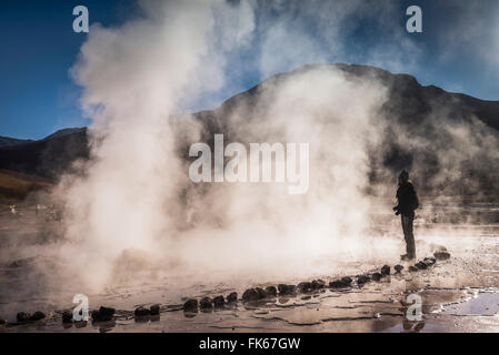 Tourist bei El Tatio Geysire (Geysire del Tatio), das größte Geysirfeld in der südlichen Hemisphäre, Atacamawüste, Chile Stockfoto