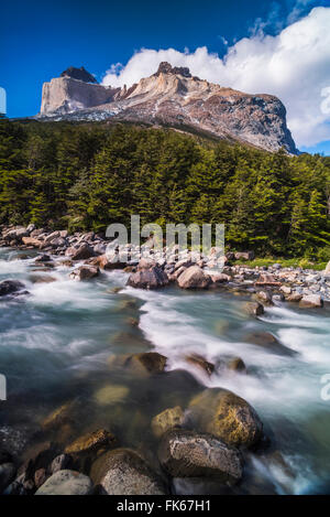 Los Cuernos Berge und Rio Frances Französisch Tal, Torres del Paine Nationalpark, Patagonien, Chile, Südamerika Stockfoto