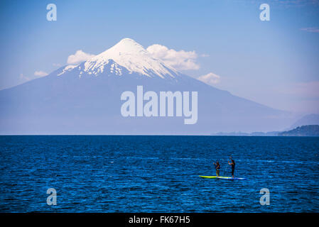 Paddling am Llanquihue-See mit Vulkan Osorno (Vulkan Osorno) hinter Puerto Varas, Chile Seengebiet, Chile Stockfoto