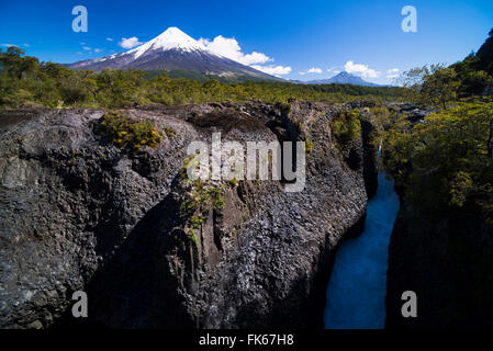 Petrohue Wasserfälle und Vulkan Osorno, Vicente Perez Rosales Nationalpark, chilenischen Seengebiet, Chile, Südamerika Stockfoto