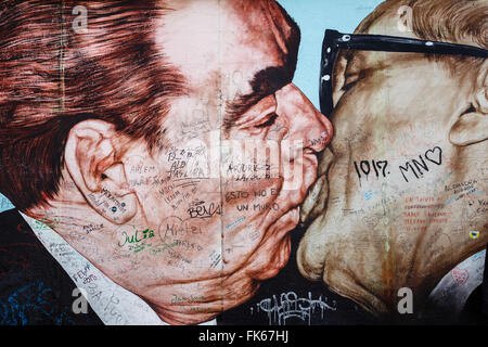 Gemälde von Dimitry Vrubel von Breschnew Honecker an der Berliner Mauer, East Side Gallery, Friedrichshain, Berlin Stockfoto