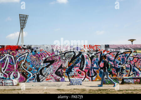 Menschen, die von der Berliner Mauer im Mauerpark, Prenzlauer Berg, Berlin, Deutschland, Europa Stockfoto